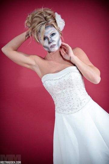 Светловолосая девушка с разрисованным лицом Meet Madden фотографируется в свадебном платье, а затем обнажается до трусиков