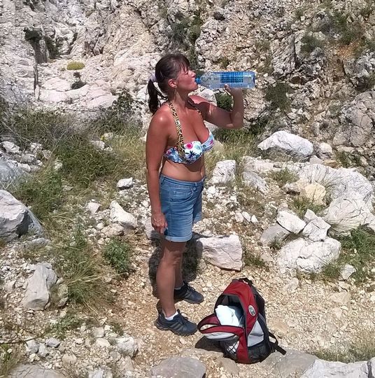 Мама из Хорватии загорает на песке