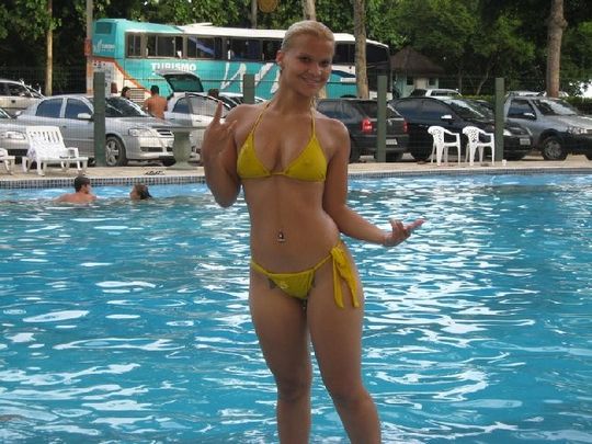 Фото 20-летней мексиканки с бассейна и летнего отдыха