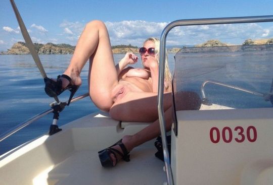 Светловолосая туристка скинула одежду на палубе яхты