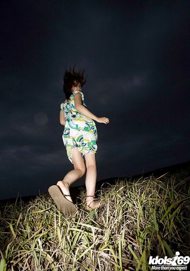 Азиатка снимает одежду дома после вечерней прогулки