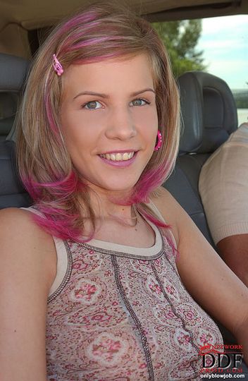 Сексапильная девушка-подросток в мини-юбке Тиффани Руссо дает отжарить свой сладкий рот в авто