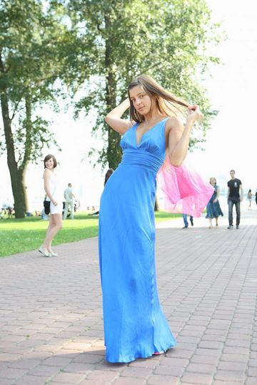Melena A избавляется от платья на публике и демонстрирует свою персиковую манду