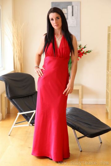 Элегантная Sarah B в темных чулках спускает свое длинное красное платье и показывает груди